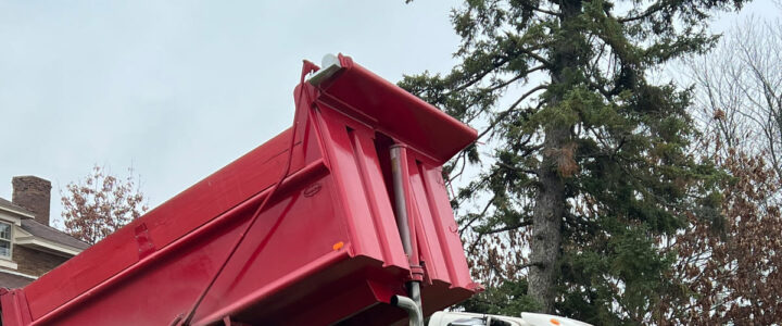 Самоскид доставляє сипучі матеріали